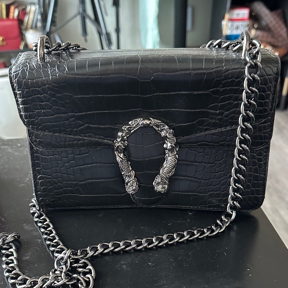 Elegant Black Crocodile-Embossed Crossbody Bag